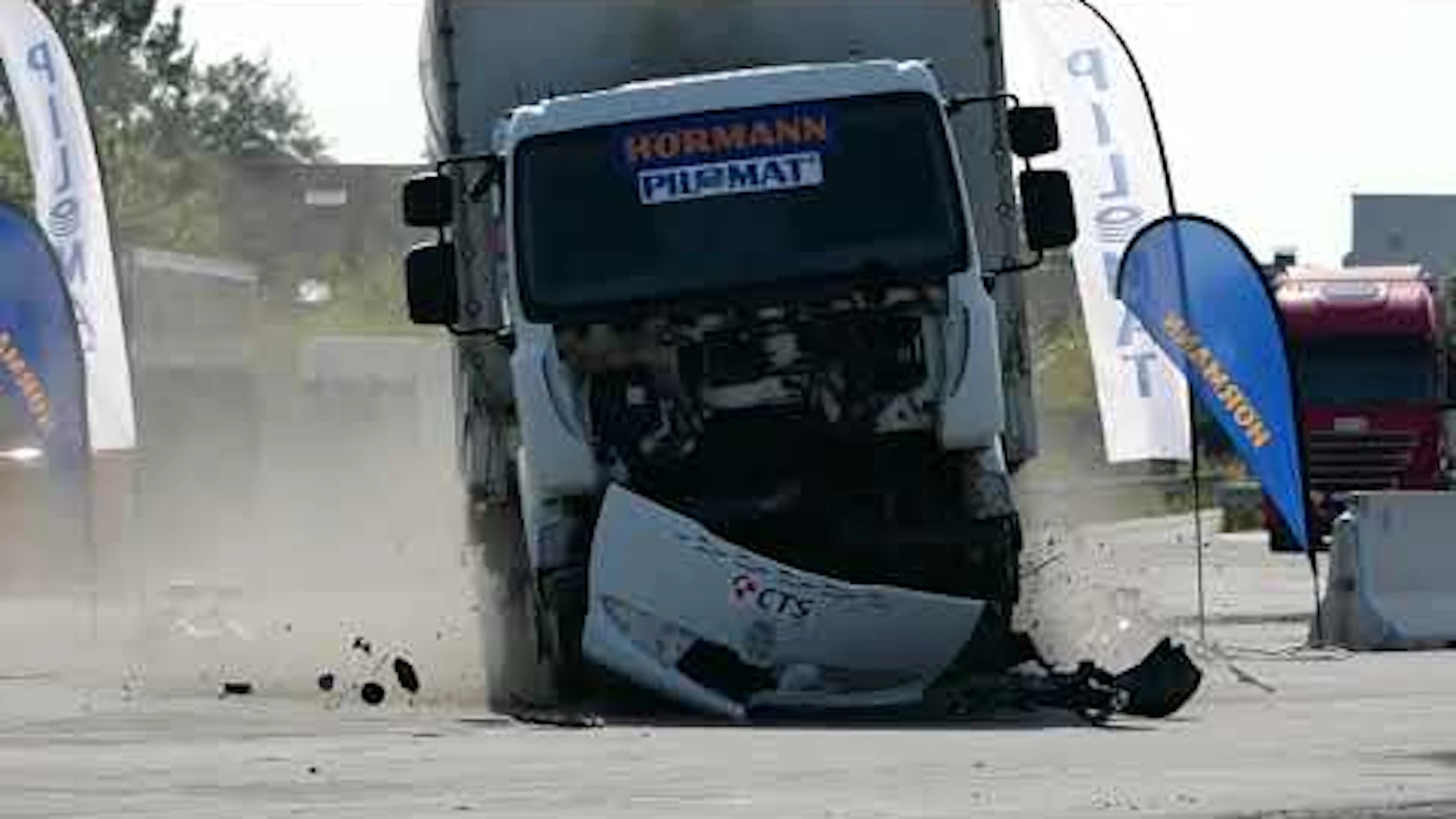 Crash Test - Mobile Fahrzeugsperre OktaBlock Hörmann on Youtube