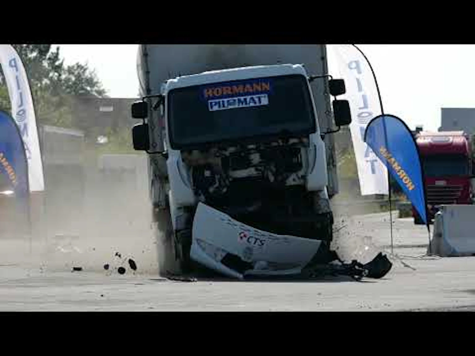 Crash Test - Mobile Fahrzeugsperre OktaBlock Hörmann on Youtube